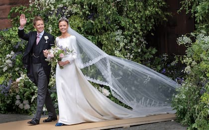Después de tres años de noviazgo, Hugh Grosvenor y Olivia Henson se casaron en la catedral de Chester frente a 400 invitados, entre ellos el príncipe William y su prima, la princesa Eugenia de York.