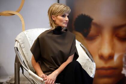 Después de tres años Min Agostini vuelve al métier y se subió la pasarela con sus piezas voluminosas, que consigue con el manejo de la tercera dimensión, el espacio y con géneros trabajados sobre el maniquí.