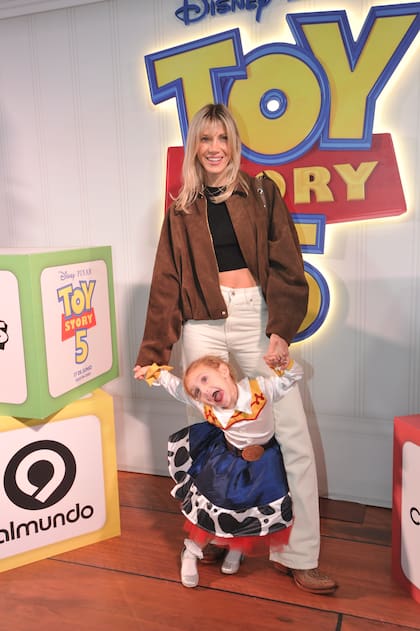 Después de un breve momento de timidez, la pequeña -de su relación con Nicolás Maccari- hizo todo tipo de morisquetas frente a los fotógrafos