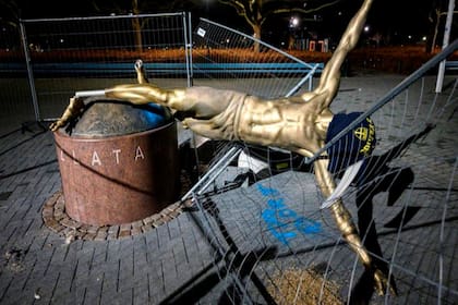 Después de un nuevo ataque de furia de un grupo de hinchas, la estatua de Zlatan Ibrahimovic fue retirada de las afueras del estadio de Malmö