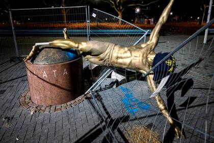 Después de un nuevo ataque de furia de un grupo de hinchas, la estatua de Zlatan Ibrahimovic fue retirada de las afueras del estadio de Malmo
