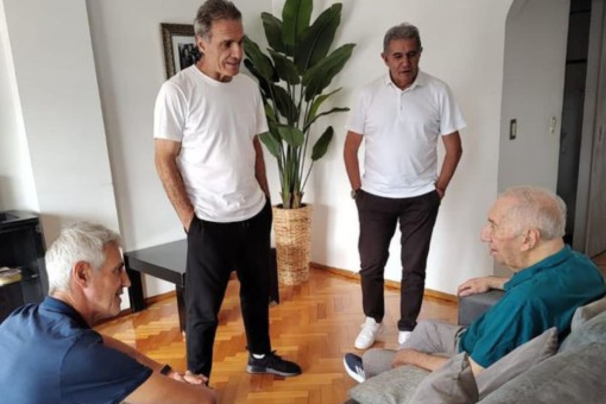 Después de un tiempo de que no hubiera noticias sobre él, Carlos Bilardo recibió la visita de Ricardo Giusti, Oscar Ruggeri y Jorge Burruchaga, campeones de México 1986.