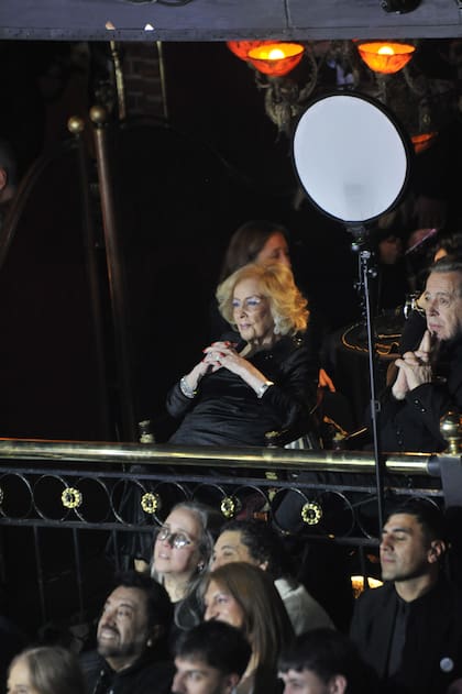 Después de una distancia de 14 años que comenzó con una pregunta desafortunada de Mirtha a Piazza en su mesa, la conductora y el diseñador parecen haber consolidado su reconciliación. Por eso, Legrand no solo aceptó con gusto la invitación, sino que, además, le dedicó unas emotivas palabras al gran protagonista de la noche