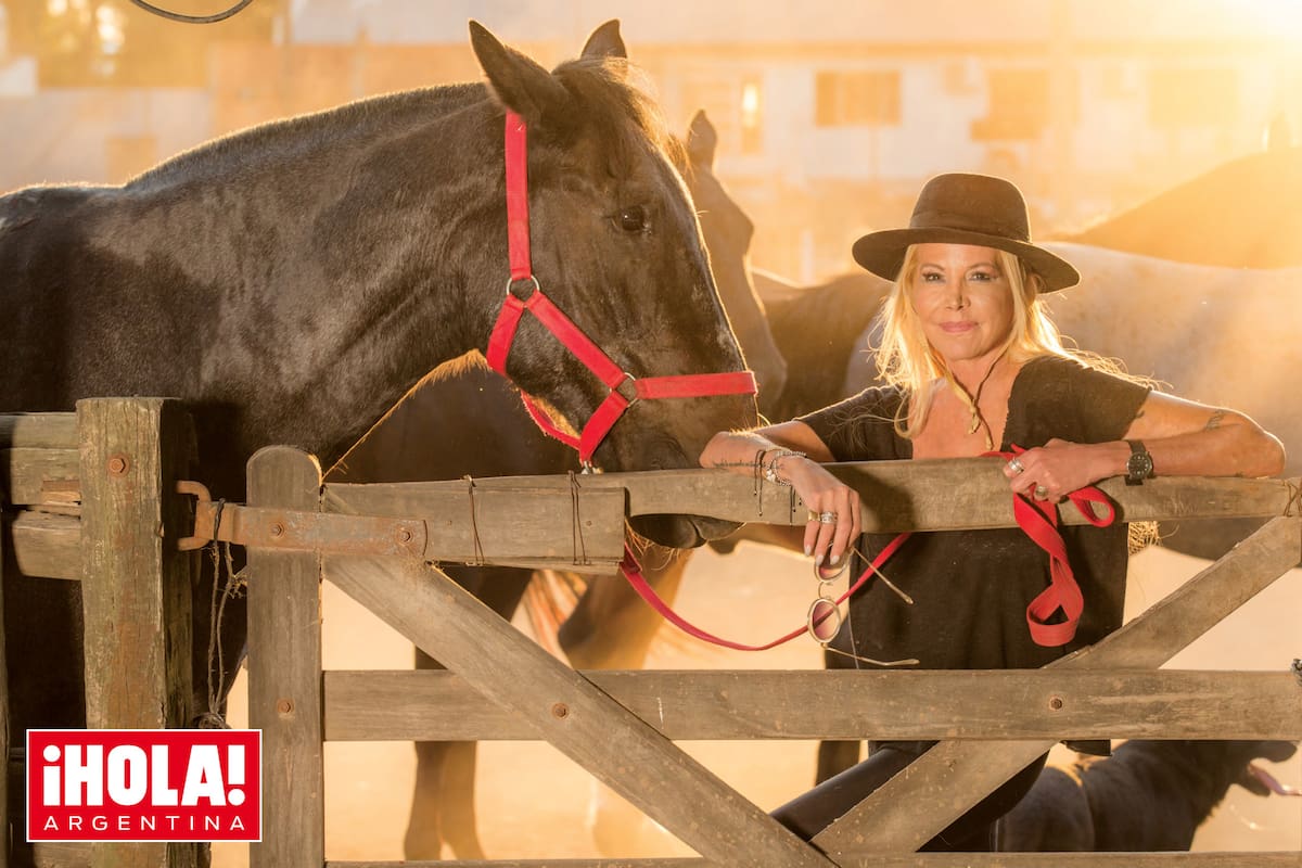 Después de una dura rehabilitación de tres meses, Soledad Aquino posa junto a Moro, el caballo que rescató hace 14 años y que cuida en los terrenos de la Agrupación Tradicional Argentina “El Lazo”, en San Isidro.