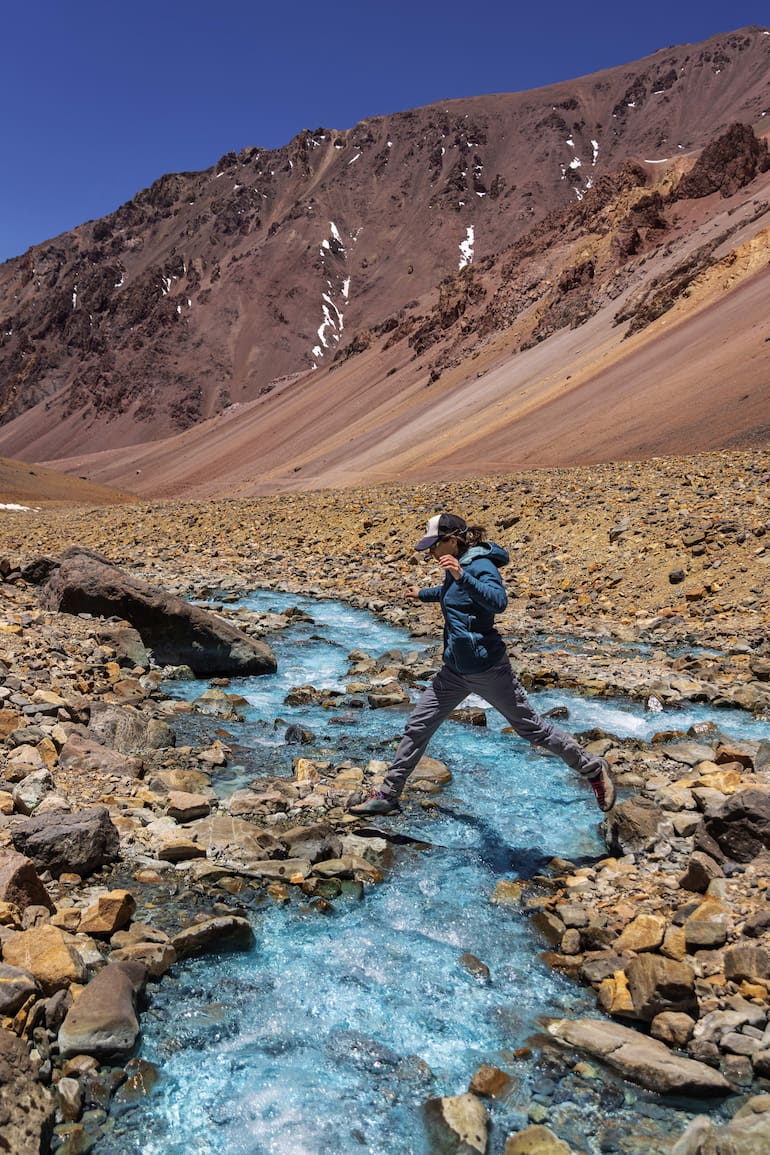 Después de una esforzada caminata se llega al arroyo Turquesa, al pie de los Andes.