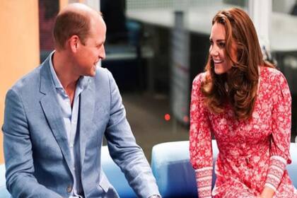 Después de una larga estadía en Norfolk debido a la pandemia, los Cambridge están de regreso a Londres y necesitan completar el equipo de personas que los asiste. La solicitud enfatiza en la importancia de respetar la privacidad de los duques y de no cometer indiscreciones