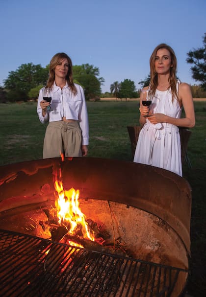 Después de una tarde de shooting y risas, llega el momento de prender el fuego para asar una carne, compartir un vino y soñar con nuevos desafíos en conjunto o en solitario.
