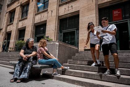 Después de varias horas de espera, salen los primeros pacientes atendidos