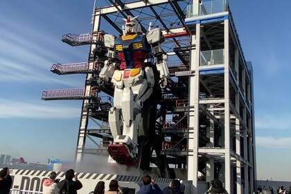 Después de varias pruebas preliminares, los creadores del robot Gundam presentaron de forma oficial los movimientos que realiza la enorme estructura de 18 metros de alto