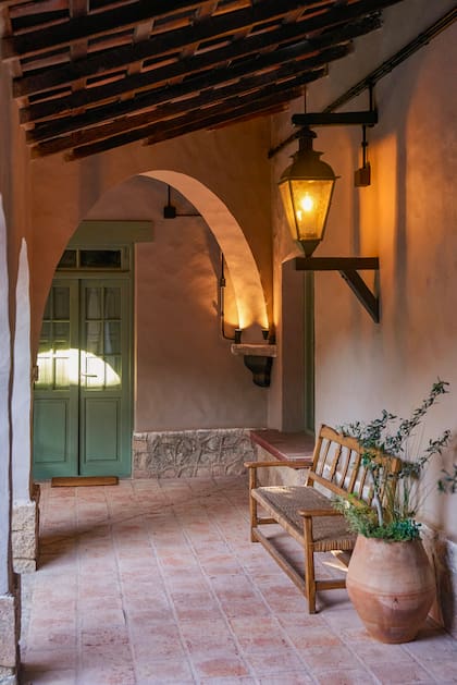 Después de varias pruebas se llegó a este color en las paredes que integra la casa con el entorno de pastizales secos.