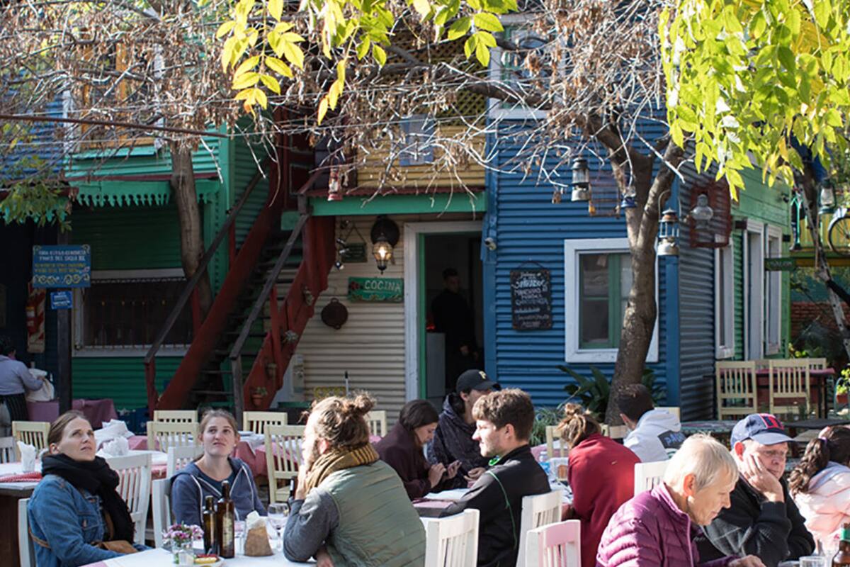Después de varios años de promoción, trabajo y obras, la iniciativa municipal para crear un Distrito de las Artes en el barrio de La Boca se está materializando en un fresco circuito de museos, galerías, residencias para artistas y espacios culturales que como un canto de sirenas llaman a mentes cur