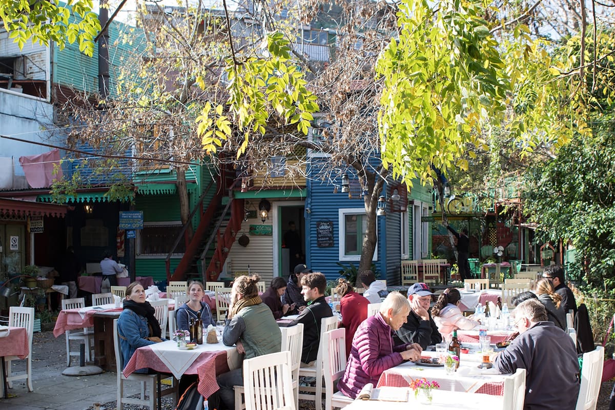 Después de varios años de promoción, trabajo y obras, la iniciativa municipal para crear un Distrito de las Artes en el barrio de La Boca se está materializando en un fresco circuito de museos, galerías, residencias para artistas y espacios culturales que como un canto de sirenas llaman a mentes cur