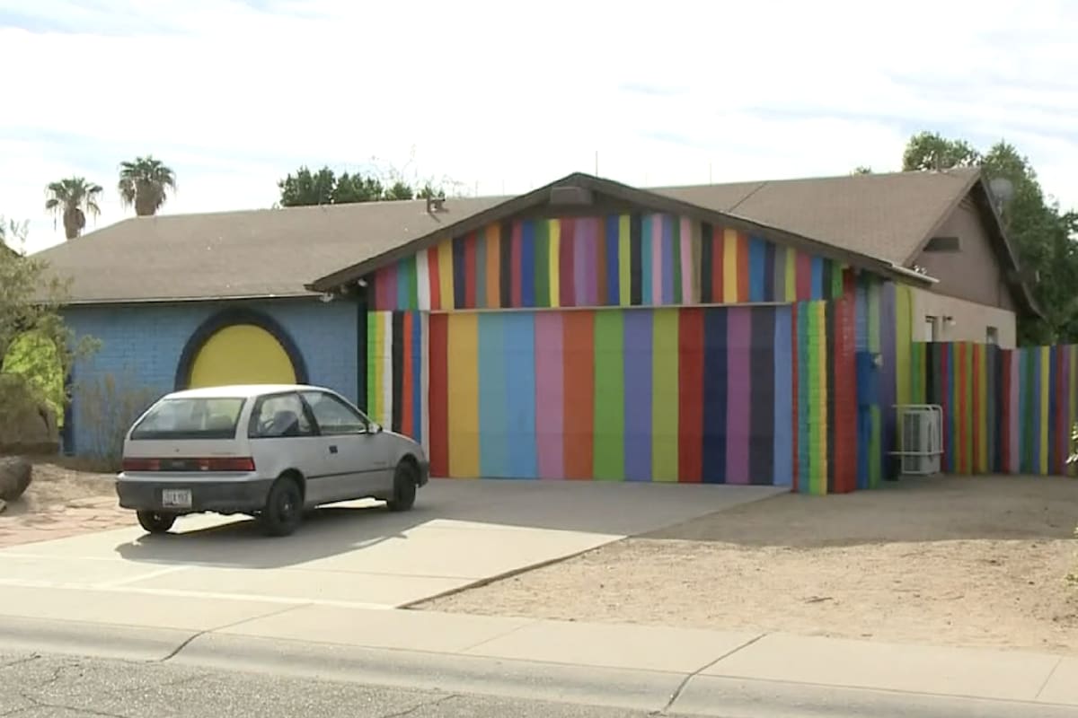 Después de varios comportamientos erráticos, el hombre, un bombero retirado de un barrio de Arizona, pintó deliberadamente su casa de esa forma para molestar a sus vecinos