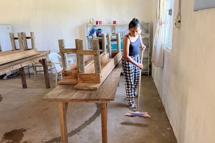 Después del almuerzo, María es una de las alumnas encargadas de limpiar el comedor