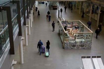 Después del cambio de estrategia del gobierno británico, lugares como las estaciones de trenes comenzaron a verse vacíos