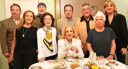 Después del clásico té de los domingos en casa de Mirtha, Marcela, Teté y Dany Mañas partieron para ver el estreno de Juanita.