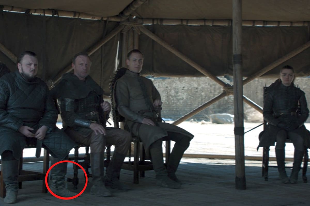 Después del error del vaso de café, anoche los fans detectaron "olvidada" una botella de agua