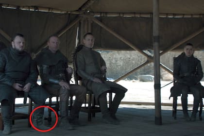 Después del error del vaso de café, anoche los fans detectaron "olvidada" una botella de agua