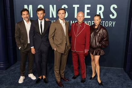 Después del éxito de Dahmer, sus creadores, Ryan Murphy e Ian Brennan regresan a Netflix con una nueva y aterradora historia basada en hechos reales: Monstruos: La historia de Lyle y Erik Menéndez. Con fecha de estreno el jueves 19 de septiembre, anoche se llevó a cabo su gran estreno, y sus protagonistas no dudaron en posar para las fotos. De izquierda a derecha: Javier Bardem, Cooper Koch, Nicholas Alexander Chavez, Ryan Murphy y Chloë Sevigny
