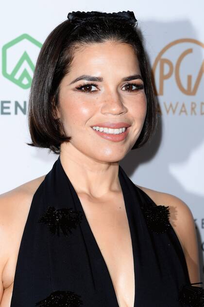Después del furor de Barbie, America Ferrera se sumó a esta tendencia, que en los Producers Guild Awards combinó con un moño de estilo coquette.