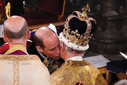 Después del homenaje de la sangre real, a cargo del príncipe de Gales, Carlos III, emocionado, le dijo: “Gracias, William”.