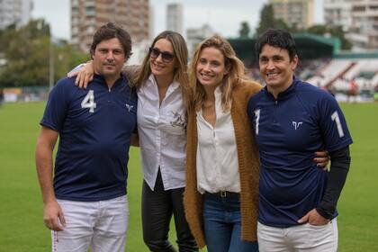 Después del partido, el actor celebró la grata experiencia que vivió en la cancha con su cuñado, Mariano Uranga, su hermana, Sol (está casada con Uranga) y su mujer, Ivana Saccani.