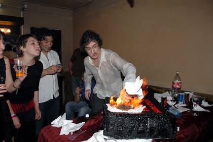 Después del show, García sopla velitas en camarines y casi desata un incendio