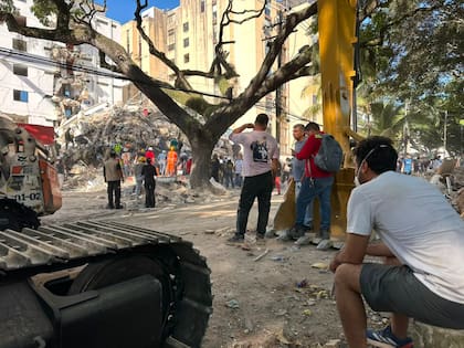 Después del terremoto comenzaron a organizarse redes de asistencia, pedidos de donaciones y grupos para ofrecer alojamiento y ayuda a quienes habían resultado afectados