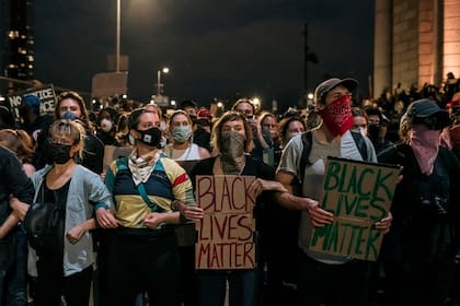 Después del toque de queda, manifestantes quedaron atrapados en el puente de Manhattan por más de dos horas; la policía de Nueva York bloqueó el ingreso y salidas
