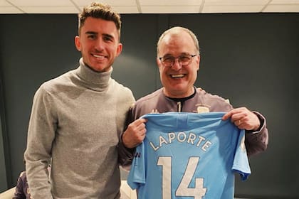 Después del triunfo de Leeds, Bielsa recibió la visita de Aymeric Laporte, a quien dirigió en Athletic de Bilbao