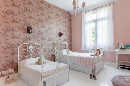 DESPUÉS: se pintaron los pisos de blanco, se cambió la distribución de los muebles y se empapeló una pared. Anulando la puerta que daba al baño, se aprovechó el espacio para hacer un vestidor.