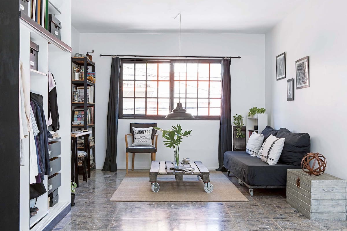 DESPUÉS: ventana de vidrio repartido sin persianas y sin cajón, para una apariencia más limpia. Se sumaron bibliotecas de hierro y madera, en línea con el look industrial del conjunto.