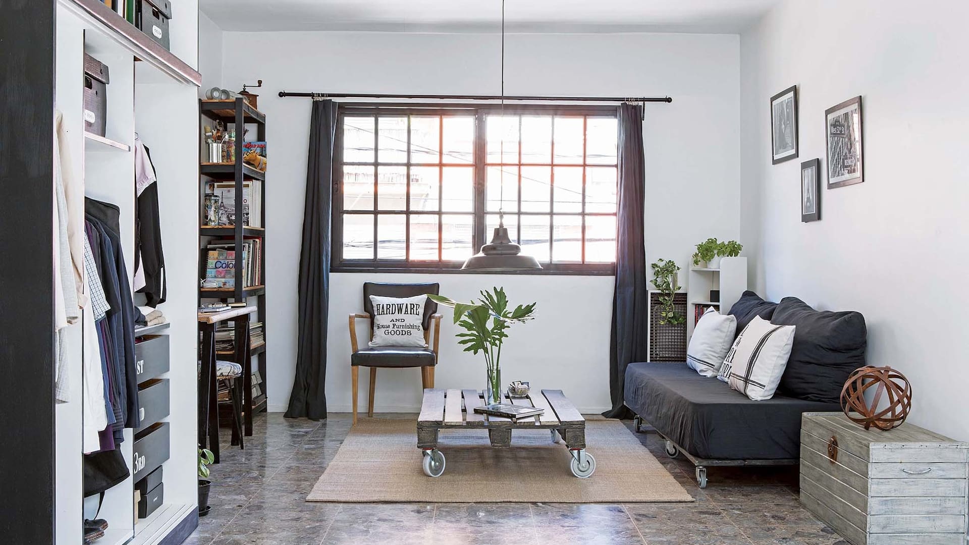 DESPUÉS: ventana de vidrio repartido sin persianas y sin cajón, para una apariencia más limpia. Se sumaron bibliotecas de hierro y madera, en línea con el look industrial del conjunto.