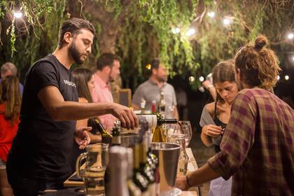 Desquiciado en el encuentro de pequeñas bodegas