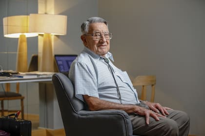 Destacado internacionalmente y una de las figuras legendarias que sentaron el modelo de la universidad científica en los años 60, volvió a dar charlas al país; acaba de cumplir 90 años