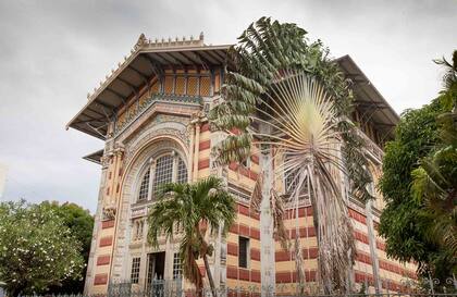 El bellísimo edificio en el que funciona la Biblioteca Schoelcher.