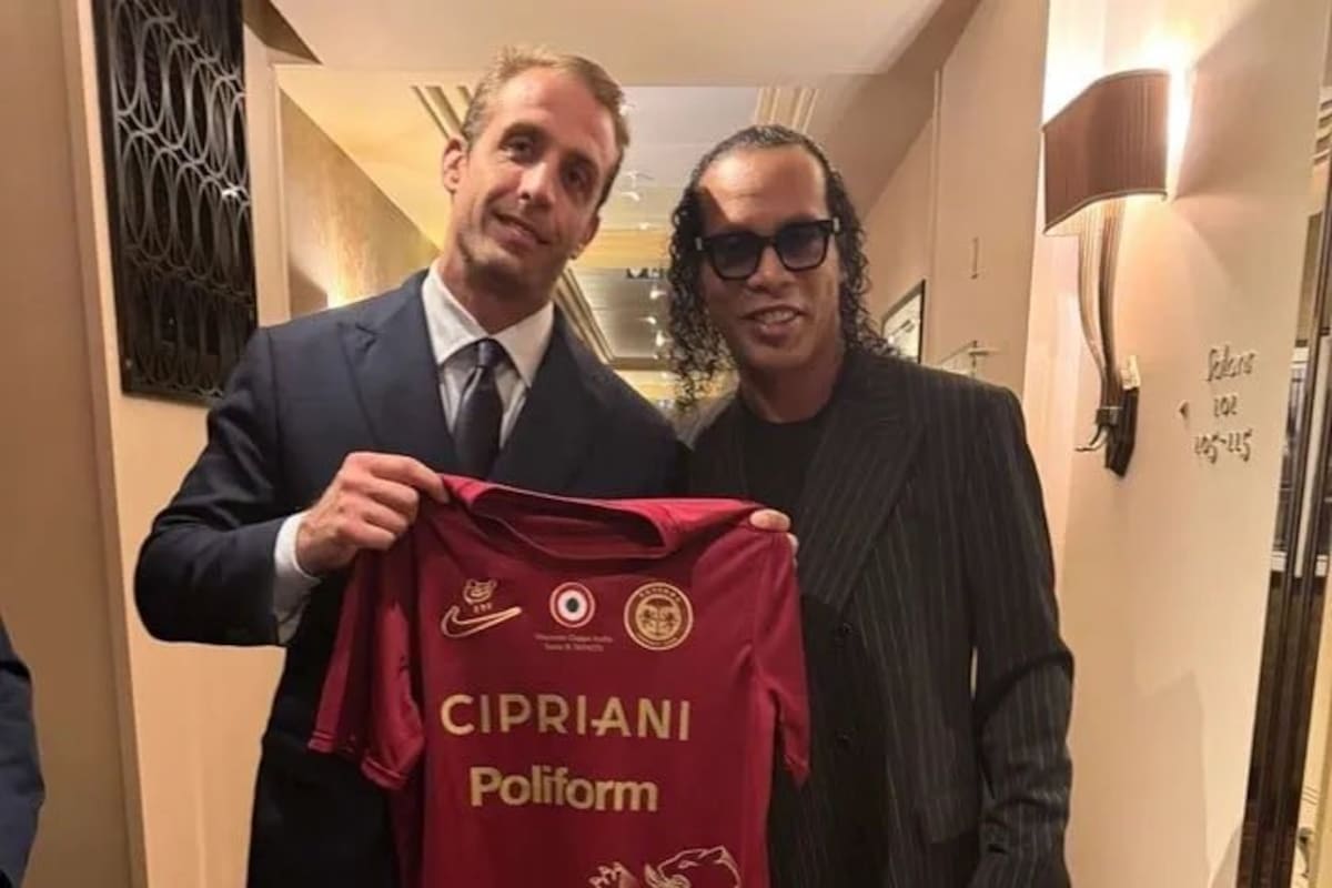 Destino: Italia. Ronaldinho posa con la camiseta del Ravenna.