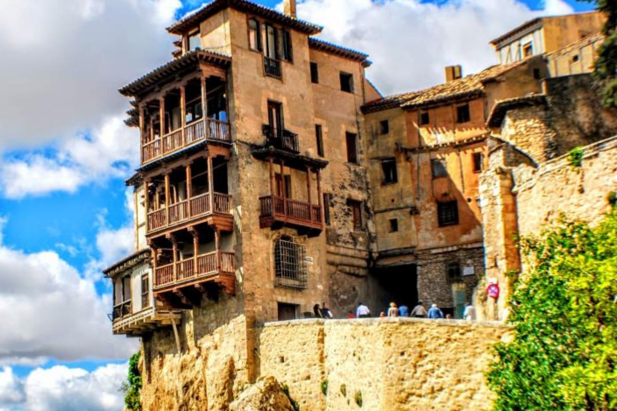 Destinos que se recorren fácilmente a pie, como Cuenca (España) y sus casa colgantes, serán preferidos sobre los lugares masificados