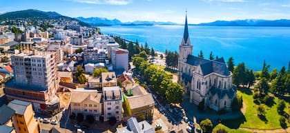 En los destinos turísticos de Patagonia la falta de terrenos está transformando el mercado: la tradicional casa de montaña da paso a departamentos turísticos y de uso mixto, más accesibles y eficientes.