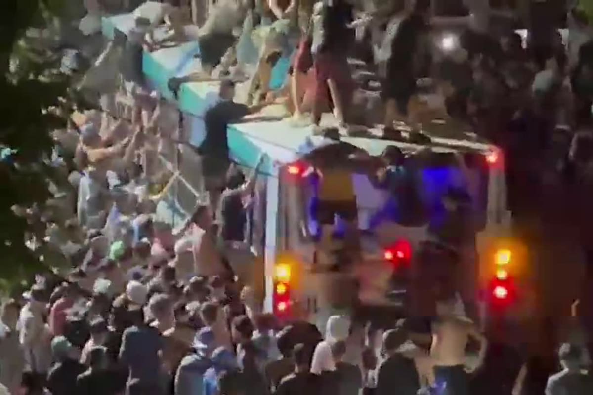 Destrozos a un colectivo de la línea 501 tras el triunfo de la selección argentina