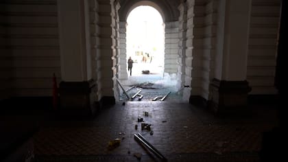 Destrozos en el edificio del municipio de La Plata, durante una protesta del MTE