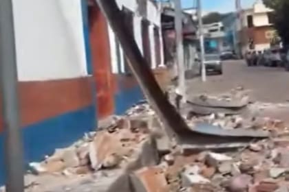 Destrozos en El Salvador por el sismo de 8,8 en la escala de Richter