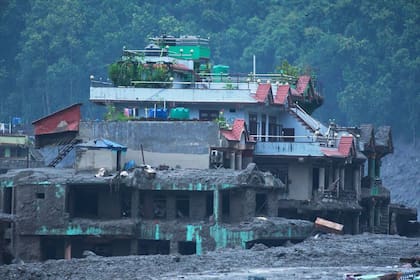 Destrozos y heridos en Devighat, en el distrito de Nuwakot, Nepal, el jueves 27 de agosto de 2026 (AP/Niranjan Shrestha)