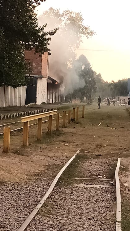 Destrucción: así se quemó la vieja estación de trenes de Villa Fiorito