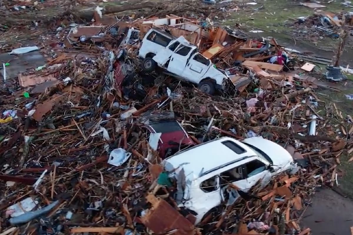 Destrucción en una zona rural de Mississippi, EE.UU., tras el paso de un devastador tornado que dejó decenas de heridos y más de 20 víctimas fatales hasta el momento