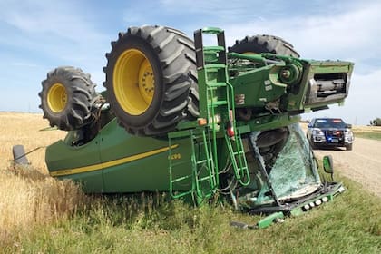 Destruida: así quedó la cosechadora luego del accidente (Berthold Police Department)