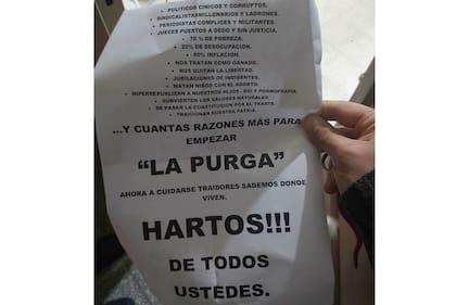 Uno de los panfletos que los vecinos encontraron en la vereda tras el ataque