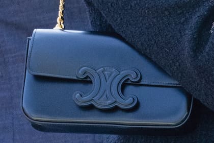 Detalle de la cartera Céline haciendo juego con su look.