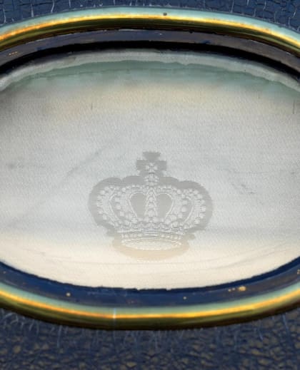 Detalle de la corona imperial danesa que lleva la carroza en su interior.