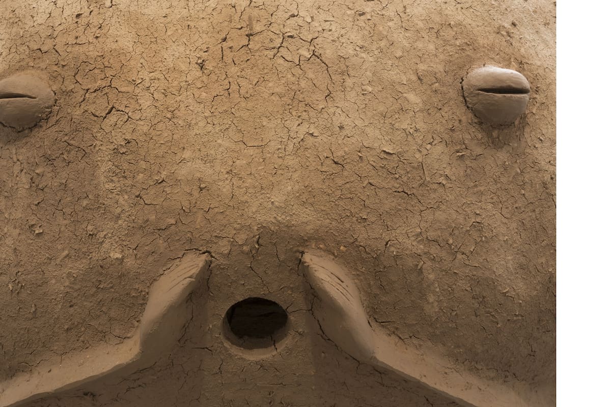 Detalle de la escultura-horno Patricia, realizada con una estructura de hierro y adobe